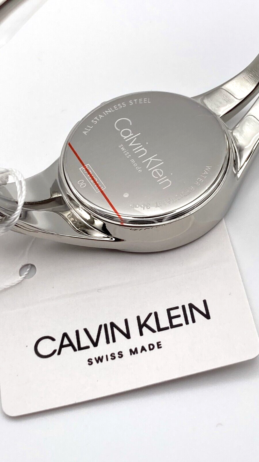 Calvin Klein Quarzuhr Swiss Made mit silbernem Zifferblatt und Edelstahlarmband, elegante Herrenuhr, Produkt K7W2M116