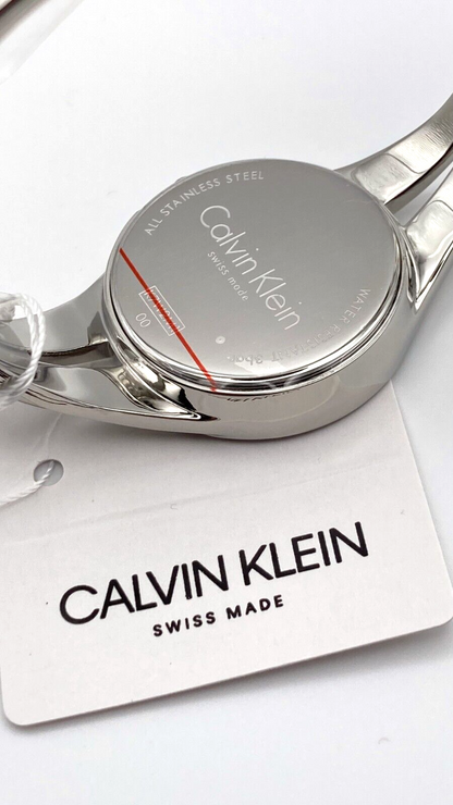 Calvin Klein Quarzuhr Swiss Made mit silbernem Zifferblatt und Edelstahlarmband, elegante Herrenuhr, Produkt K7W2M116