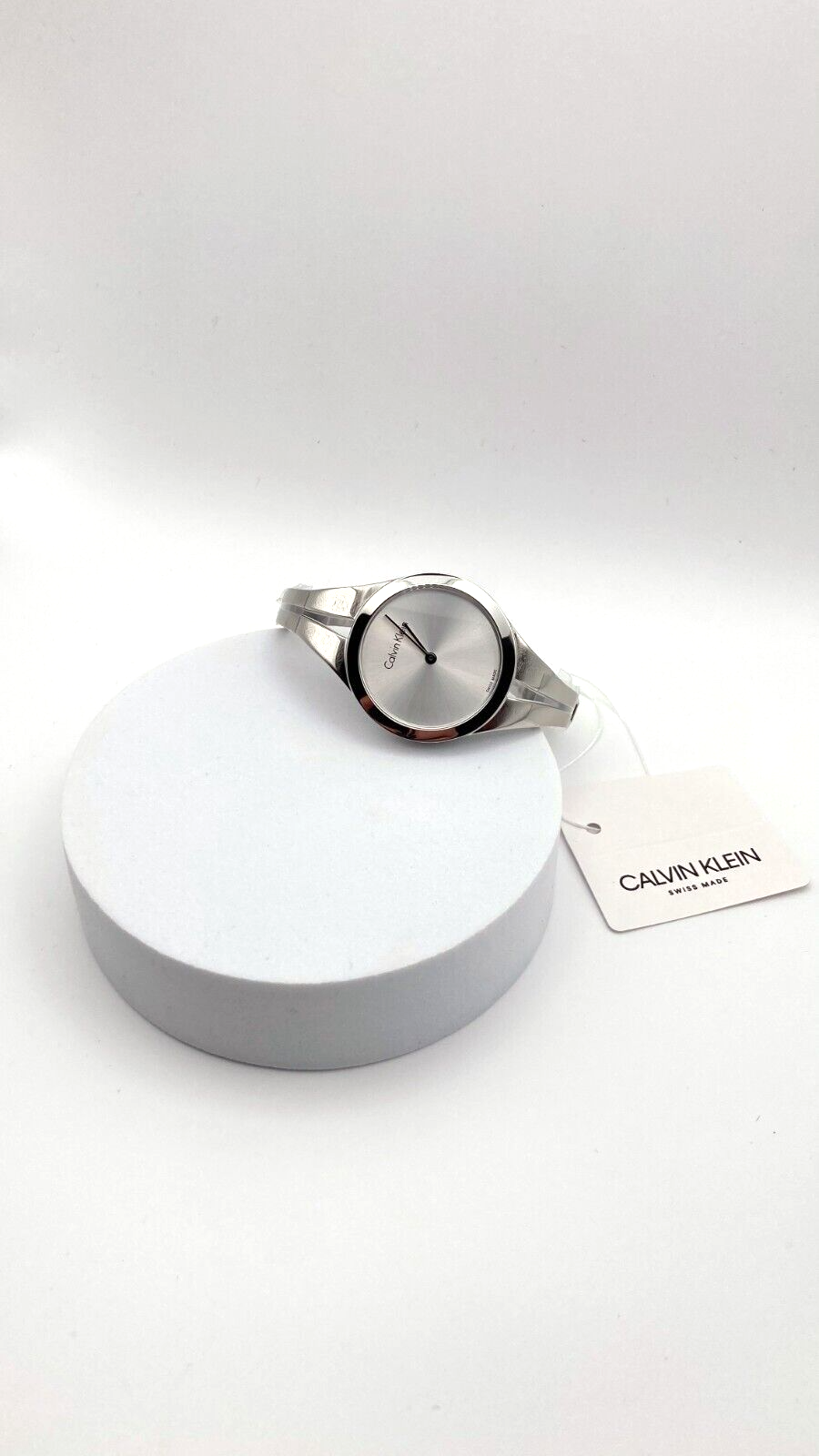 Calvin Klein Quarzuhr Swiss Made mit schlichtem Zifferblatt und Edelstahlarmband, elegante Damen- oder Herrenuhr.