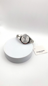 Calvin Klein Quarzuhr Swiss Made mit schlichtem Zifferblatt und Edelstahlarmband, elegante Damen- oder Herrenuhr.
