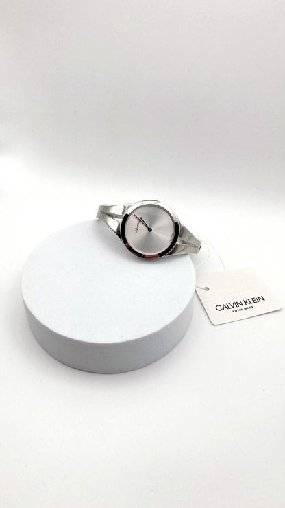 Calvin Klein Quarzuhr Swiss Made mit schlichtem Zifferblatt und Edelstahlarmband, elegante Damen- oder Herrenuhr.