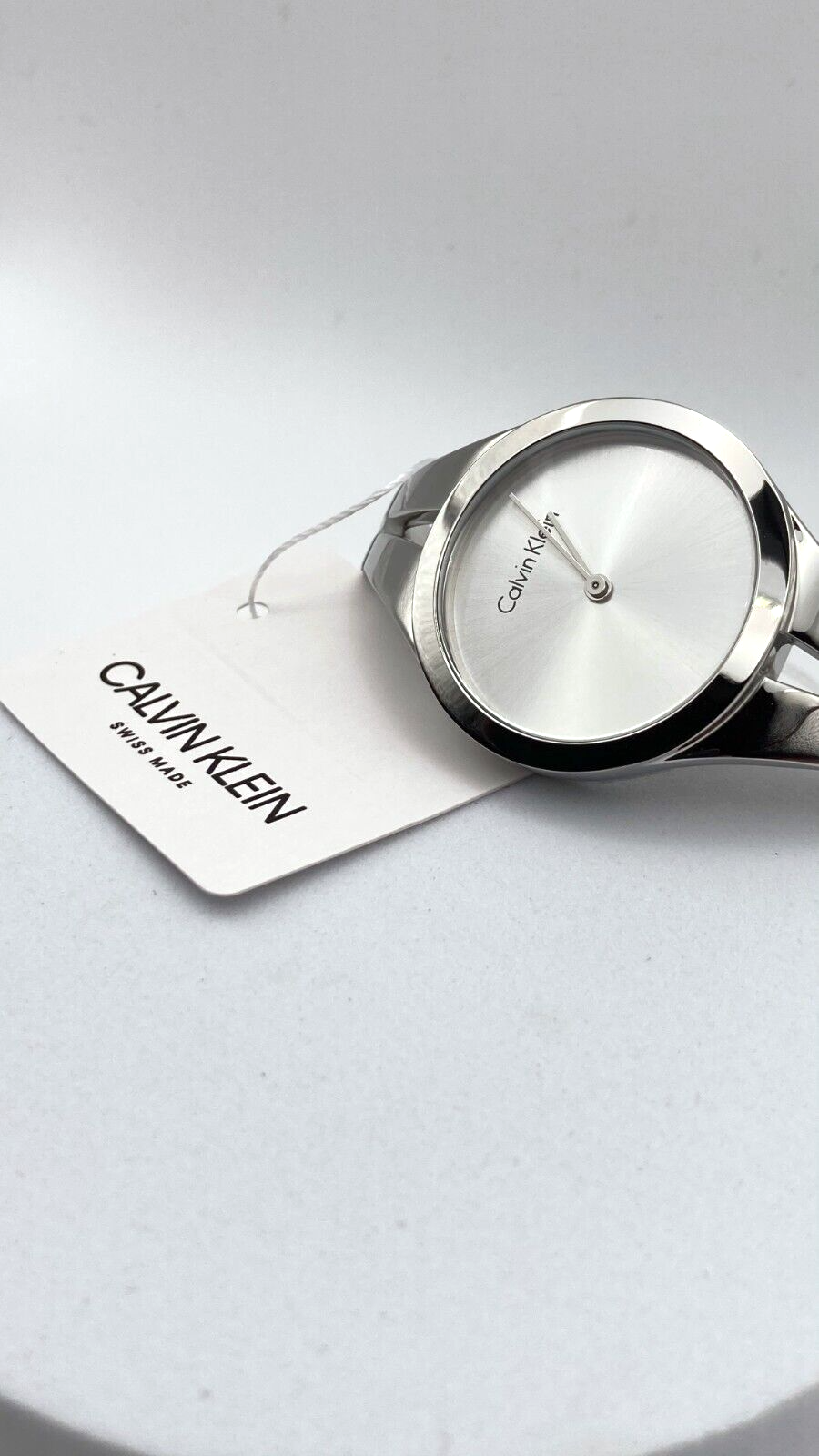 Calvin Klein Quarzuhr Swiss Made mit silbernem Zifferblatt und Edelstahlarmband, stilvolle Damenuhr, Modell K7W2M116