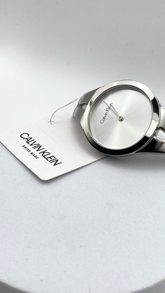 Calvin Klein Quarzuhr Swiss Made mit silbernem Zifferblatt und Edelstahlarmband, stilvolle Damenuhr, Modell K7W2M116