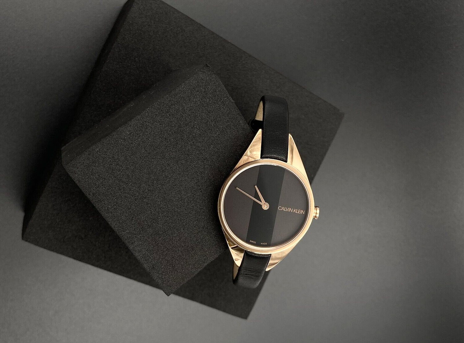 Calvin Klein Rebel Damenuhr, 29mm Quarzuhr, Swiss Made mit schwarzem Zifferblatt und Edelstahlarmband