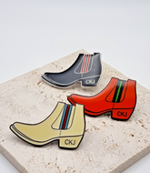 Mehrfarbiger Calvin Klein Jeans Pins-Up Anstecker, Unisex, Schmuck, detailreiche Design in lebendigen Farben