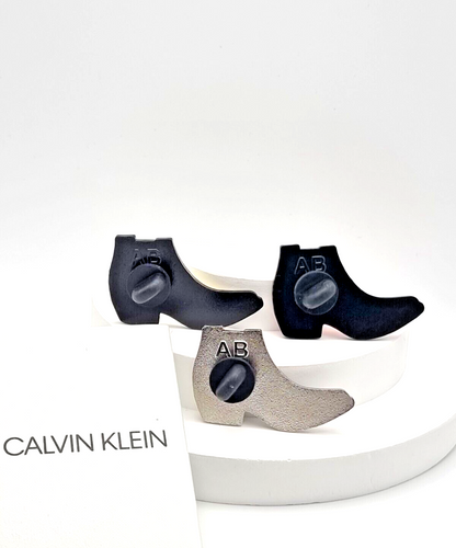 Mehrfarbiger Calvin Klein Jeans Pins-Up Anstecker für Unisex, Schmuck mit stilvollem Design, sichtbar auf dem Bild.