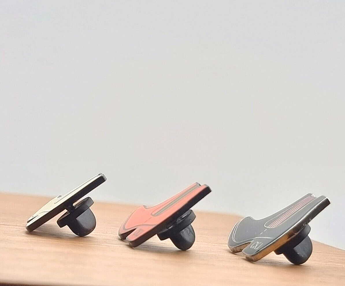 Mehrfarbiger Calvin Klein Jeans Pins-Up Anstecker für Unisex, detailreiche Schmuckbeschreibung, sichtbar auf dem Produktbild