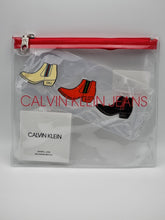 Mehrfarbiger Calvin Klein Jeans Pins-Up Anstecker, Unisex Schmuck mit modernem Design, sichtbar im Bild