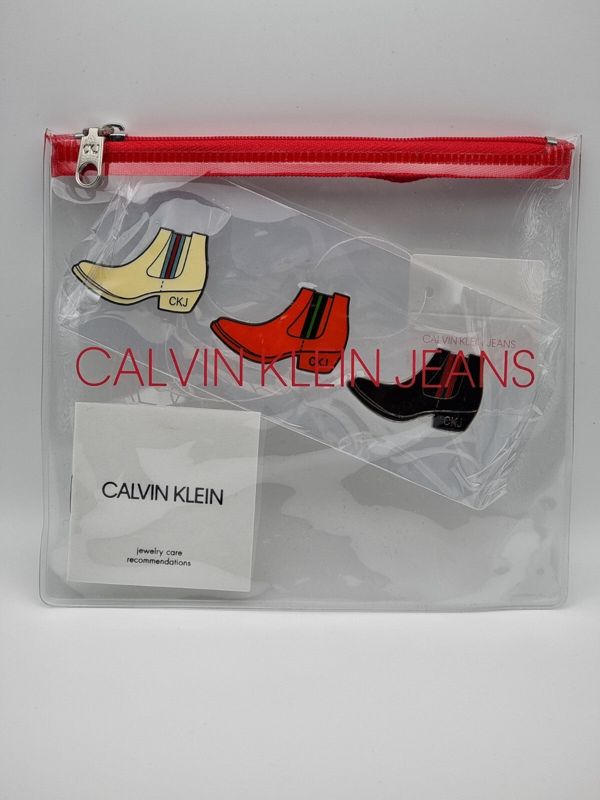 Mehrfarbiger Calvin Klein Jeans Pins-Up Anstecker, Unisex Schmuck mit modernem Design, sichtbar im Bild