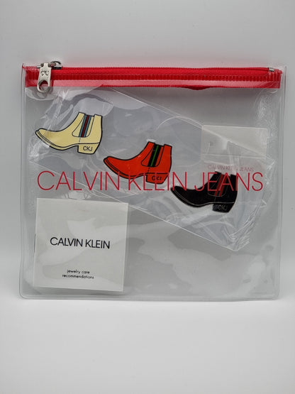 Mehrfarbiger Calvin Klein Jeans Pins-Up Anstecker, Unisex Schmuck mit modernem Design, sichtbar im Bild