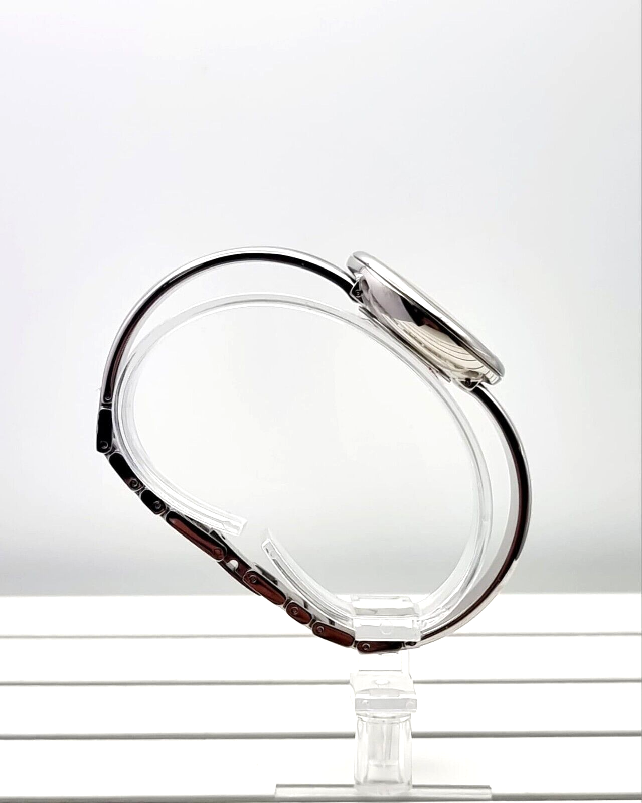 Calvin Klein Seduce Quarzuhr Swiss Made mit Lederarmband und schlichtem Zifferblatt, elegante Damenuhr.