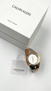 Calvin Klein Damenuhr mit silbernem Zifferblatt, 24,5 mm Quarzuhr, eleganter kleiner Armreif, Swiss Made