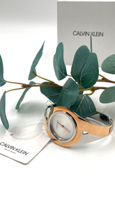 Calvin Klein Damenuhr Classic mit silbernem Zifferblatt, Quarzwerk und kleinem Armband, Swiss Made, 24,5 mm Durchmesser