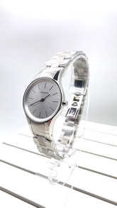Calvin Klein City Damenuhr mit silbernem Zifferblatt, Quarzuhr, Swiss Made, 28mm Gehäuse, elegantes Damenarmbanduhr-Design