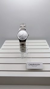 Calvin Klein City Damenuhr mit 28mm Quarzwerk, silbernem Zifferblatt und Edelstahlarmband, Swiss Made