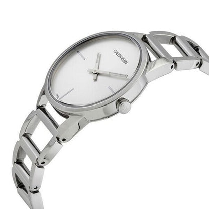 Calvin Klein Stately Quarzuhr 33mm Swiss Made mit silbernem Zifferblatt und Edelstahlarmband, elegant und modern.