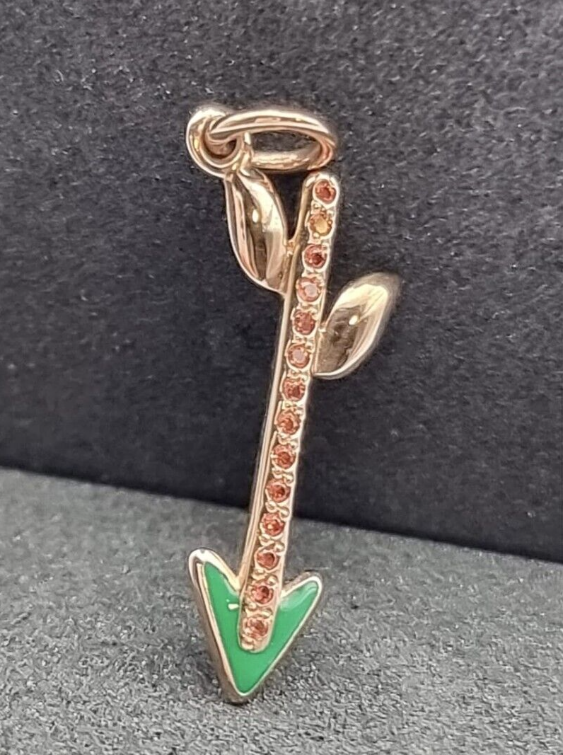 Dodo Arrow Anhänger aus 9 Karat Roségold mit orange Saphir und grün Emaille, filigraner Charm für Ketten oder Armbänder