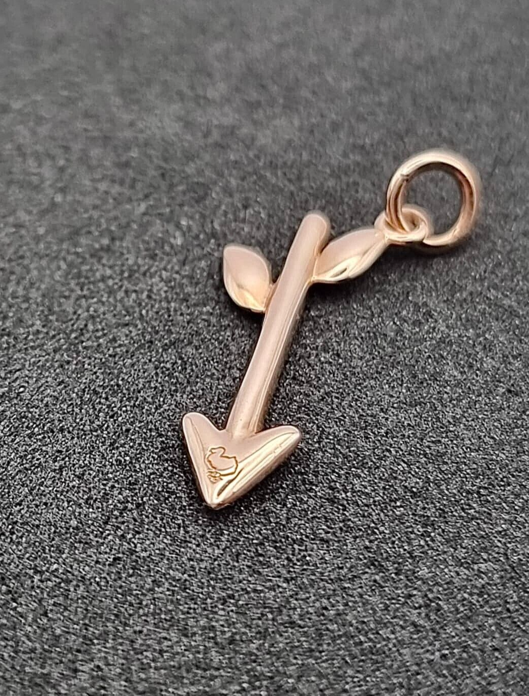 Dodo Arrow Anhänger aus 9kt Roségold mit orangefarbenem Saphir und grünem Emaille, eleganter Charm für Schmuck.