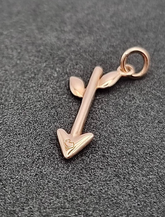 Dodo Arrow Anhänger aus 9kt Roségold mit orangefarbenem Saphir und grünem Emaille, eleganter Charm für Schmuck.