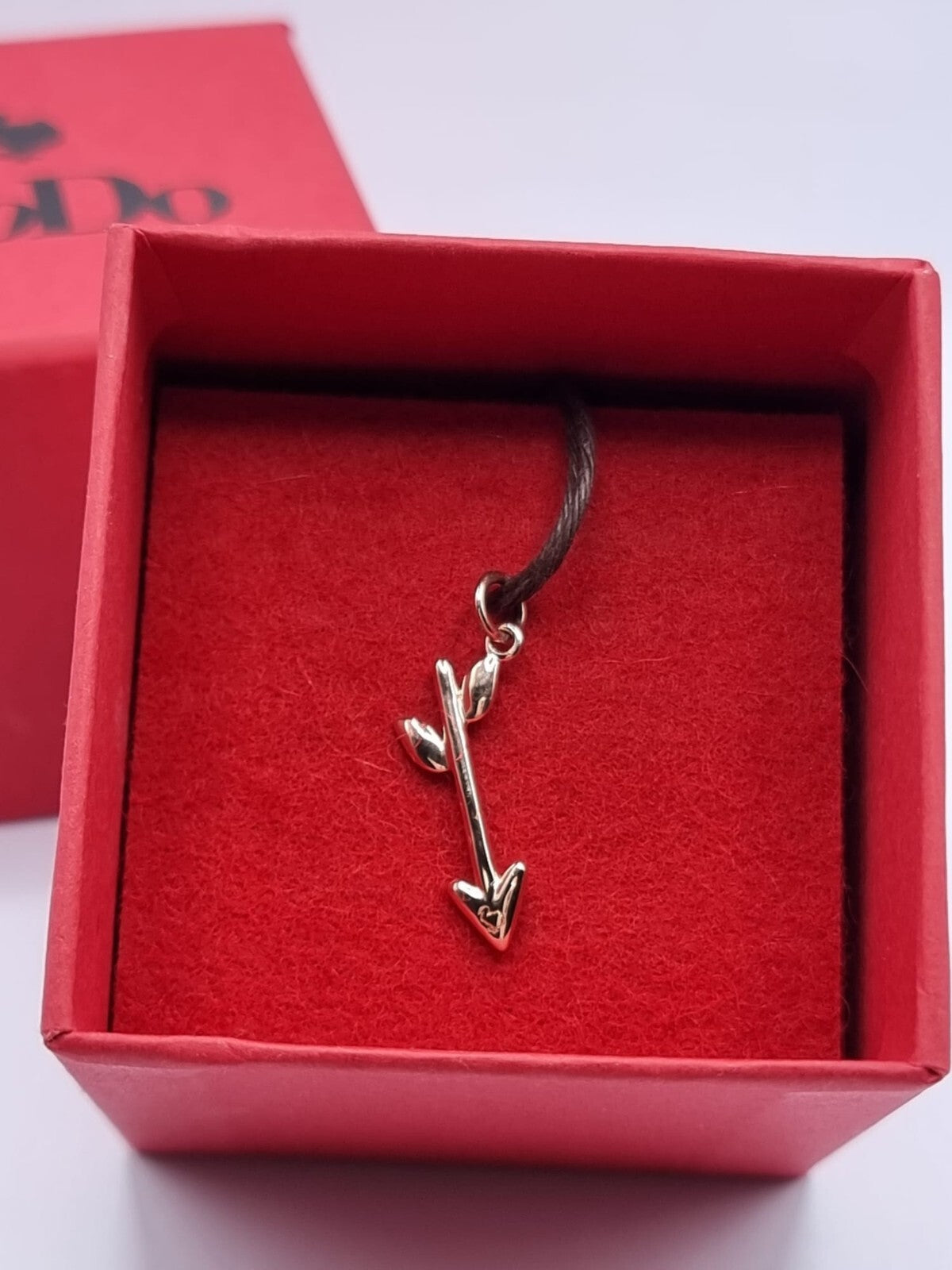 Dodo Arrow Anhänger aus 9kt Rosegold mit orangeem Saphir und grünem Emaille, eleganter Charm für Schmuck.