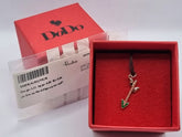 Dodo Arrow Anhänger aus 9KT Roségold mit orange Saphir und grünem Emaille, Charm- und Anhänger-Schmuck