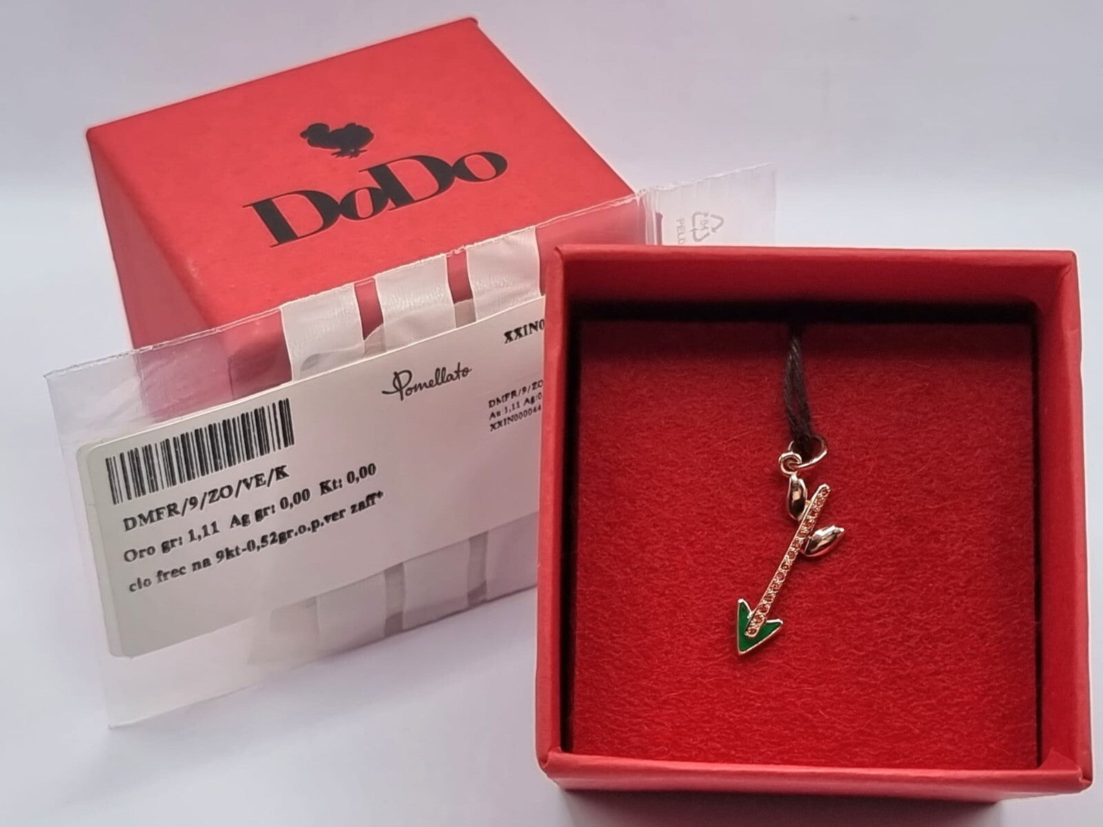 Dodo Arrow Anhänger aus 9KT Roségold mit orange Saphir und grünem Emaille, Charm- und Anhänger-Schmuck