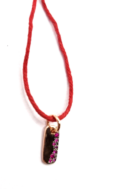 Dodo Charm aus 9kt Roségold mit Rubin, eleganter Schmuckanhänger für Damen, detailreiche Goldverarbeitung