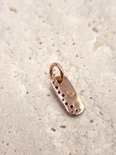 Dodo Charm aus 9kt Roségold mit Rubin, elegantes Schmuckstück, detailreich gestaltet und funkelnder Rubin.