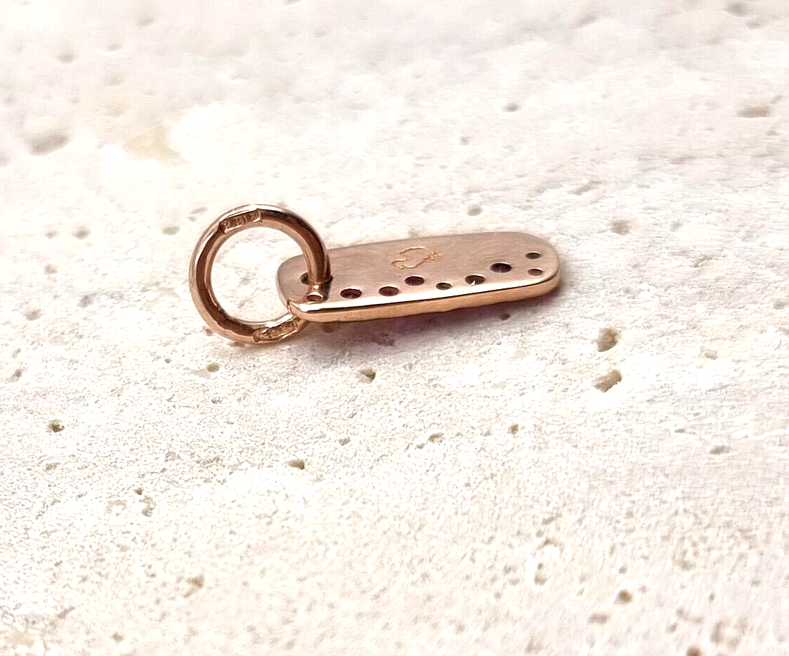 Dodo Schmuck Charm aus 9kt Roségold mit Rubin, detailreiche Gestaltung, elegantes Schmuckstück, hochwertiges Edelmetall und Edelstein.