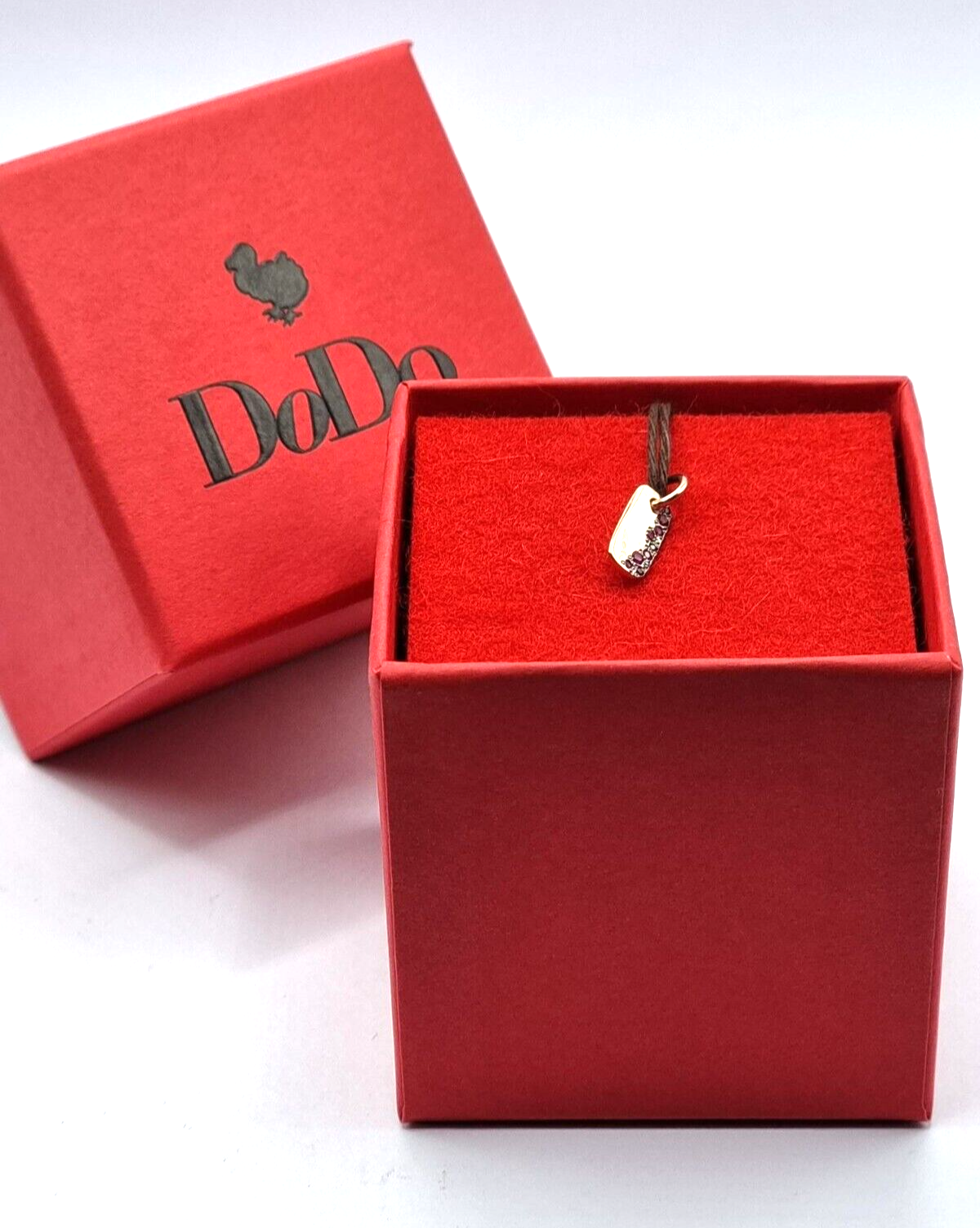 Dodo Charm aus 9kt Roségold mit Rubin, eleganter Schmuckanhänger in warmem Goldton, detailreiche Verarbeitung sichtbar.