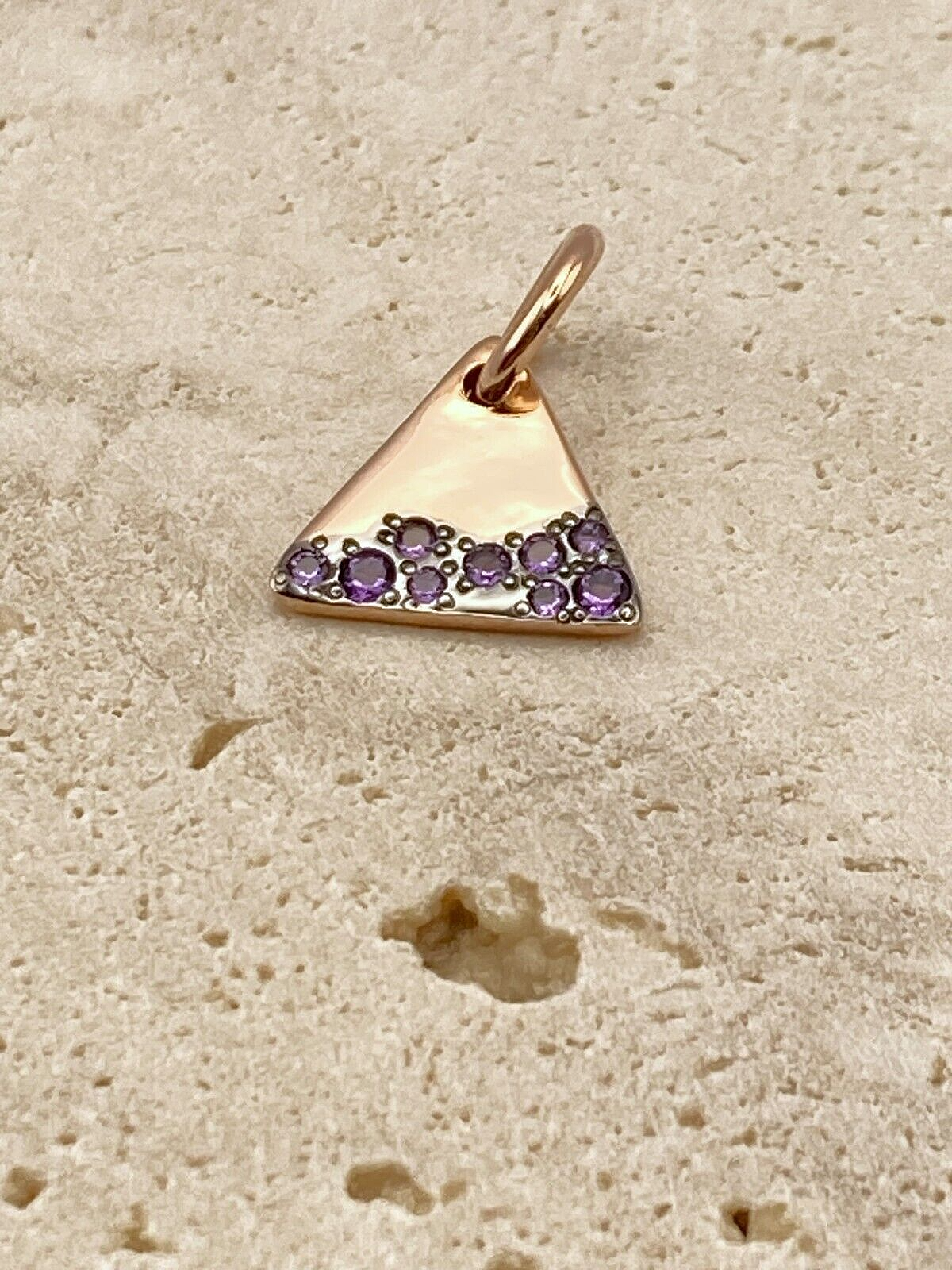Dodo Precious Tag aus 9kt Gold mit violettem Amethyst, elegantes Schmuckstück für stilvolle Accessoires