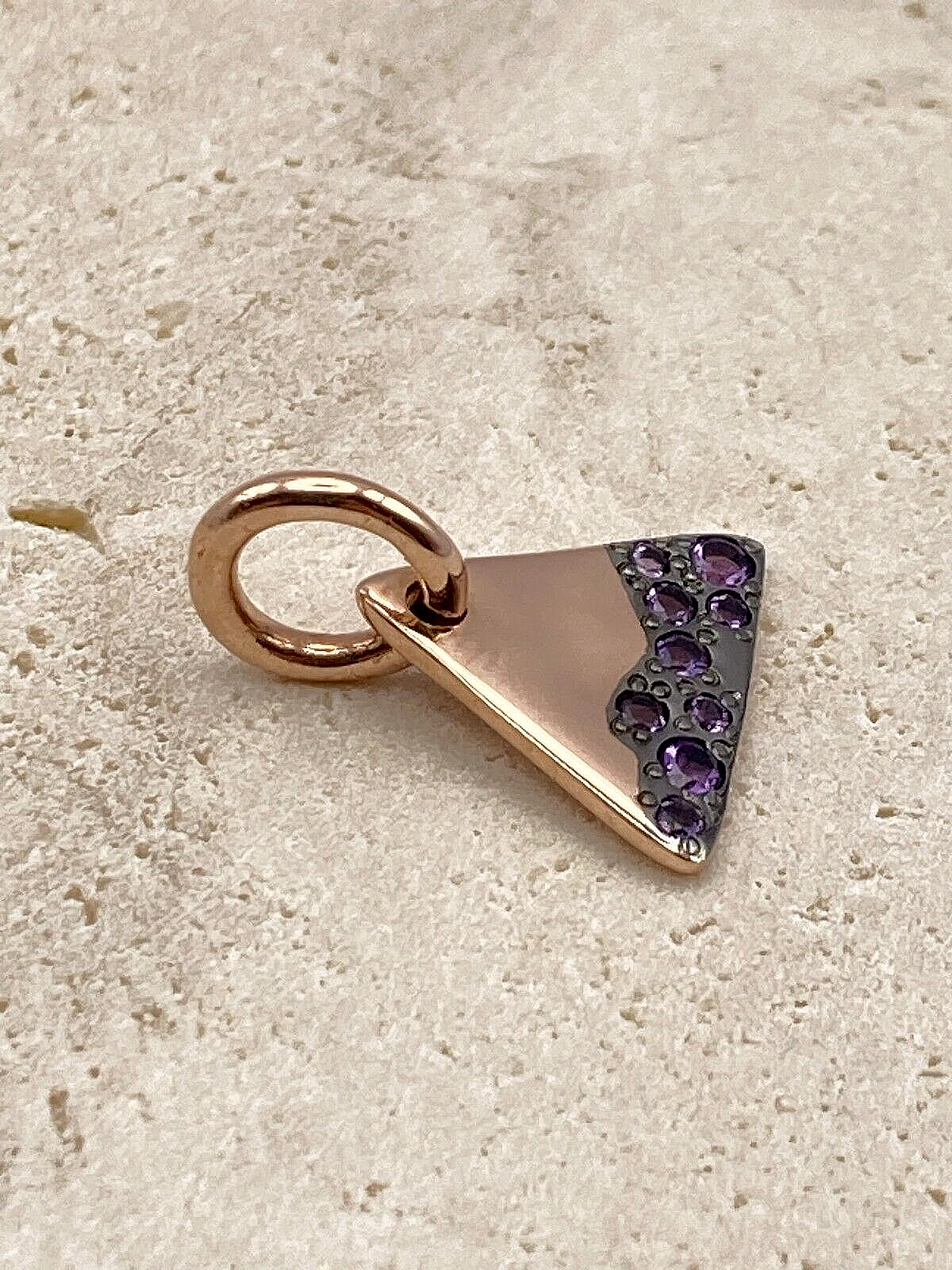 Dodo Precious Tag aus 9 Karat Gold mit violettem Amethyst, elegantes Schmuckstück, detailreiche Schmuckanhänger.