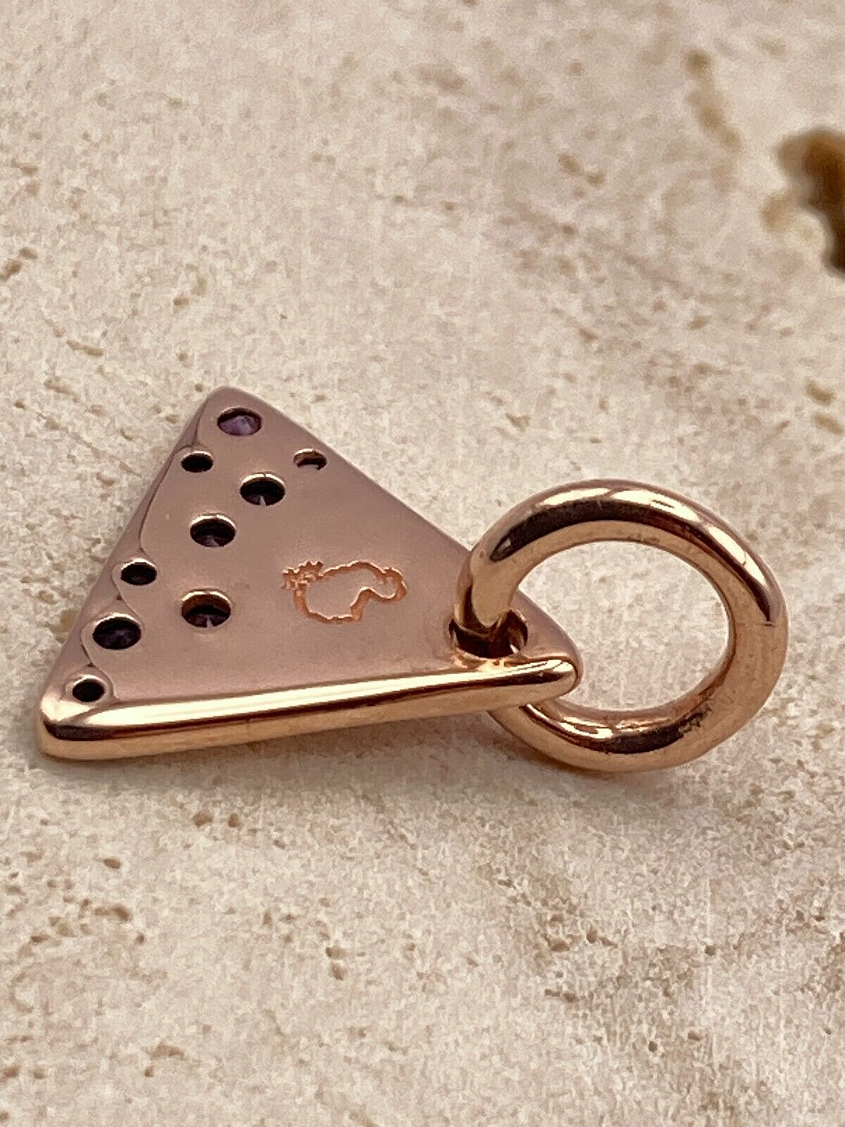 Dodo Precious Tag aus 9 Karat Gold mit violettem Amethyst, elegantes Schmuckstück für Damen, detailreiche Gestaltung