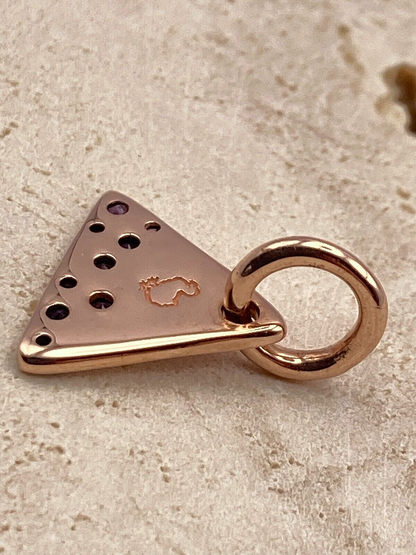 Dodo Precious Tag aus 9 Karat Gold mit violettem Amethyst, elegantes Schmuckstück für Damen, detailreiche Gestaltung