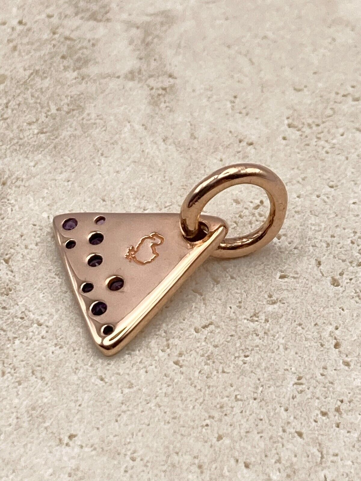 Dodo Precious Tag aus 9 Karat Gold mit violettem Amethyst, elegantes Schmuckstück, detailreiche Verarbeitung, stilvoller Anhänger