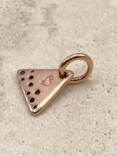 Dodo Precious Tag aus 9 Karat Gold mit violettem Amethyst, elegantes Schmuckstück, detailreiche Verarbeitung, stilvoller Anhänger