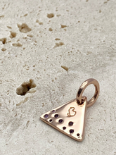 Dodo Precious Tag aus 9 Karat Gold mit violettem Amethyst, elegantes Schmuckstück mit filigranem Design.