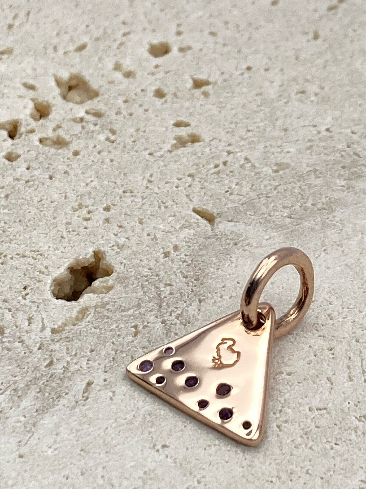 Dodo Precious Tag aus 9 Karat Gold mit violettem Amethyst, elegantes Schmuckstück mit filigranem Design.