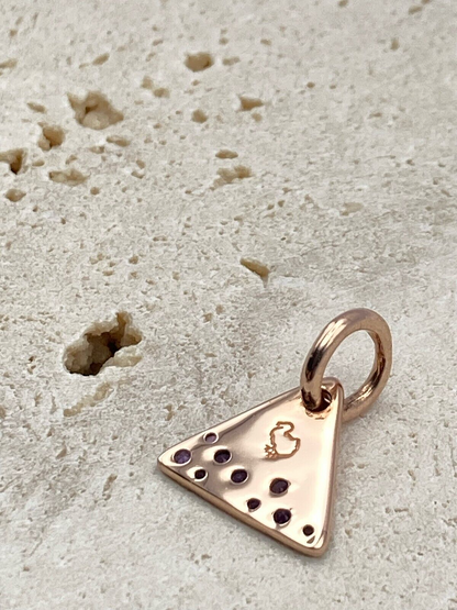 Dodo Precious Tag aus 9 Karat Gold mit violettem Amethyst, elegantes Schmuckstück mit filigranem Design.