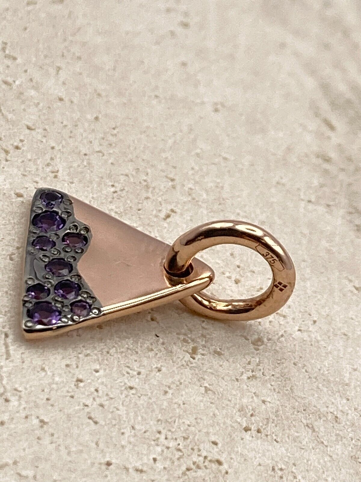 Dodo Precious Tag aus 9 Karat Gold mit violettem Amethyst, elegantes Schmuckstück für Damen.