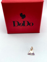 Dodo Precious Tag aus 9 Karat Gold mit violettem Amethyst, elegantes Schmuckstück mit filigraner Gestaltung.