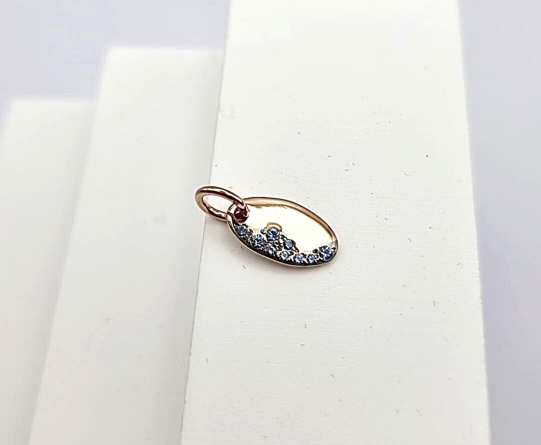 Dodo Precious Tag aus 9kt Roségold mit blauer Saphir, elegantes Schmuckstück mit funkelndem blauen Edelstein.