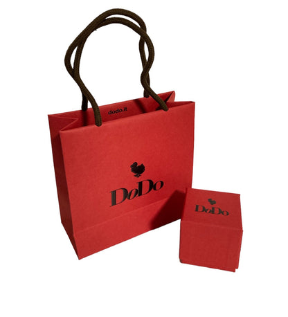 Dodo Precious Tag aus 9kt Roségold mit blauen Saphiren, elegantes Schmuckstück mit filigranen Details.