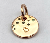 Dodo Precious Tag Charm aus 9 Karat Gold mit Tsavoriten, elegantes Schmuckstück mit filigranem Design.