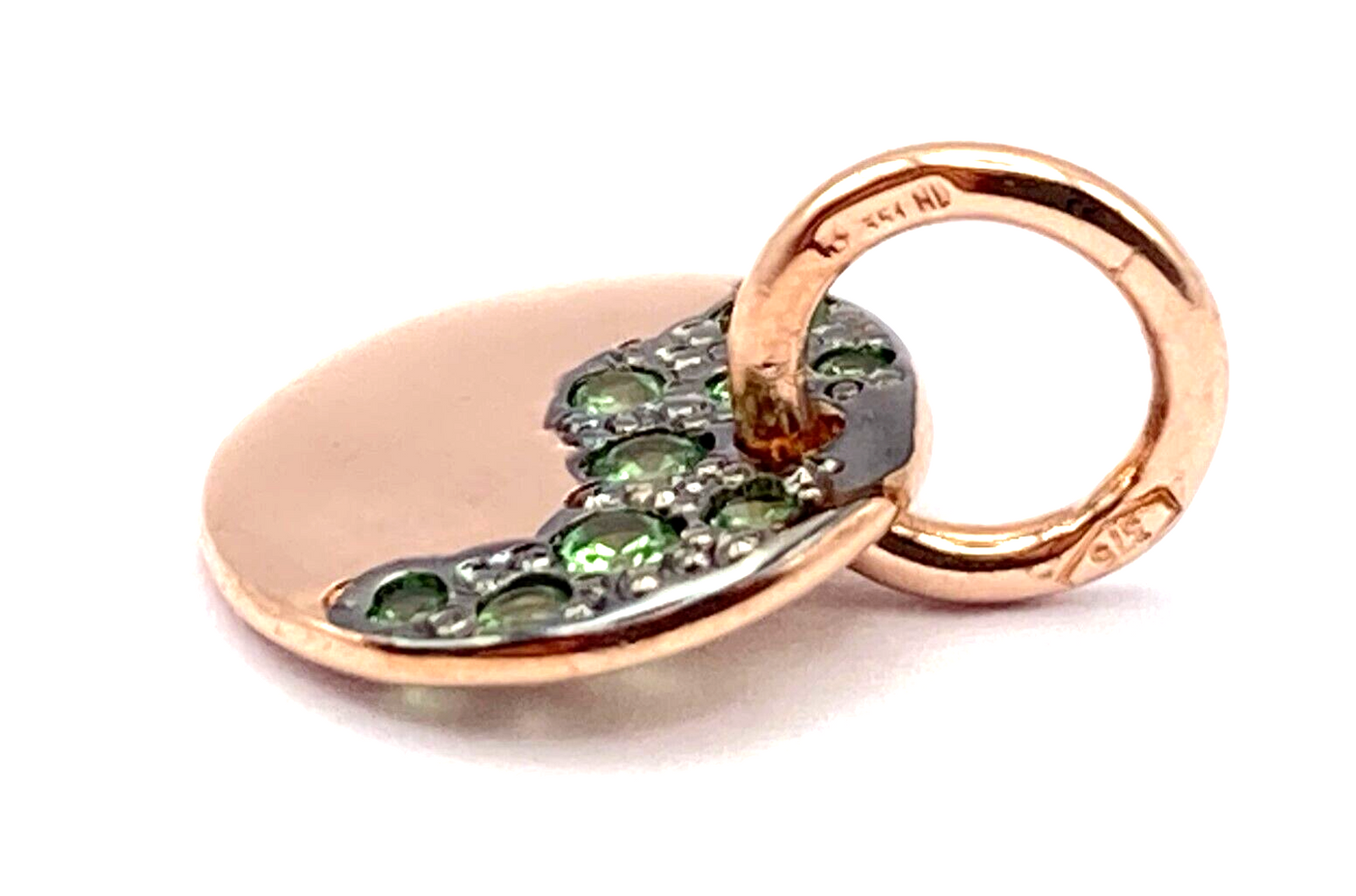 Dodo Precious Tag Charm aus 9 Karat Gold mit Tsavoriten, elegantes Schmuckstück mit filigranem Design und funkelnden Edelsteinen