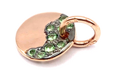 Dodo Precious Tag Charm aus 9 Karat Gold mit Tsavoriten, elegantes Schmuckstück mit filigranem Design und funkelnden Edelsteinen