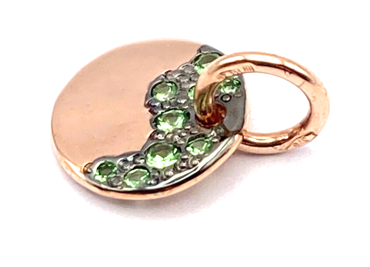 Dodo Precious Tag Charm aus 9 Karat Gold mit Tsavoriten, elegantes Schmuckstück mit filigranem Design und funkelnden Edelsteinen