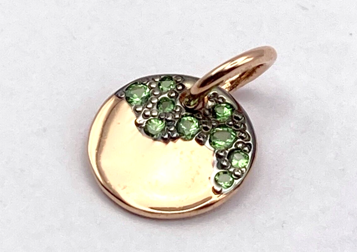 Dodo Precious Tag Charm aus 9 Karat Gold mit Tsavoriten, elegantes Schmuckstück für Damen, Nahaufnahme des Anhängers