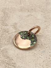Dodo Precious Tag Charm aus 9 Karat Gold mit Tsavoriten, elegantes Schmuckstück mit detailliertem Design.