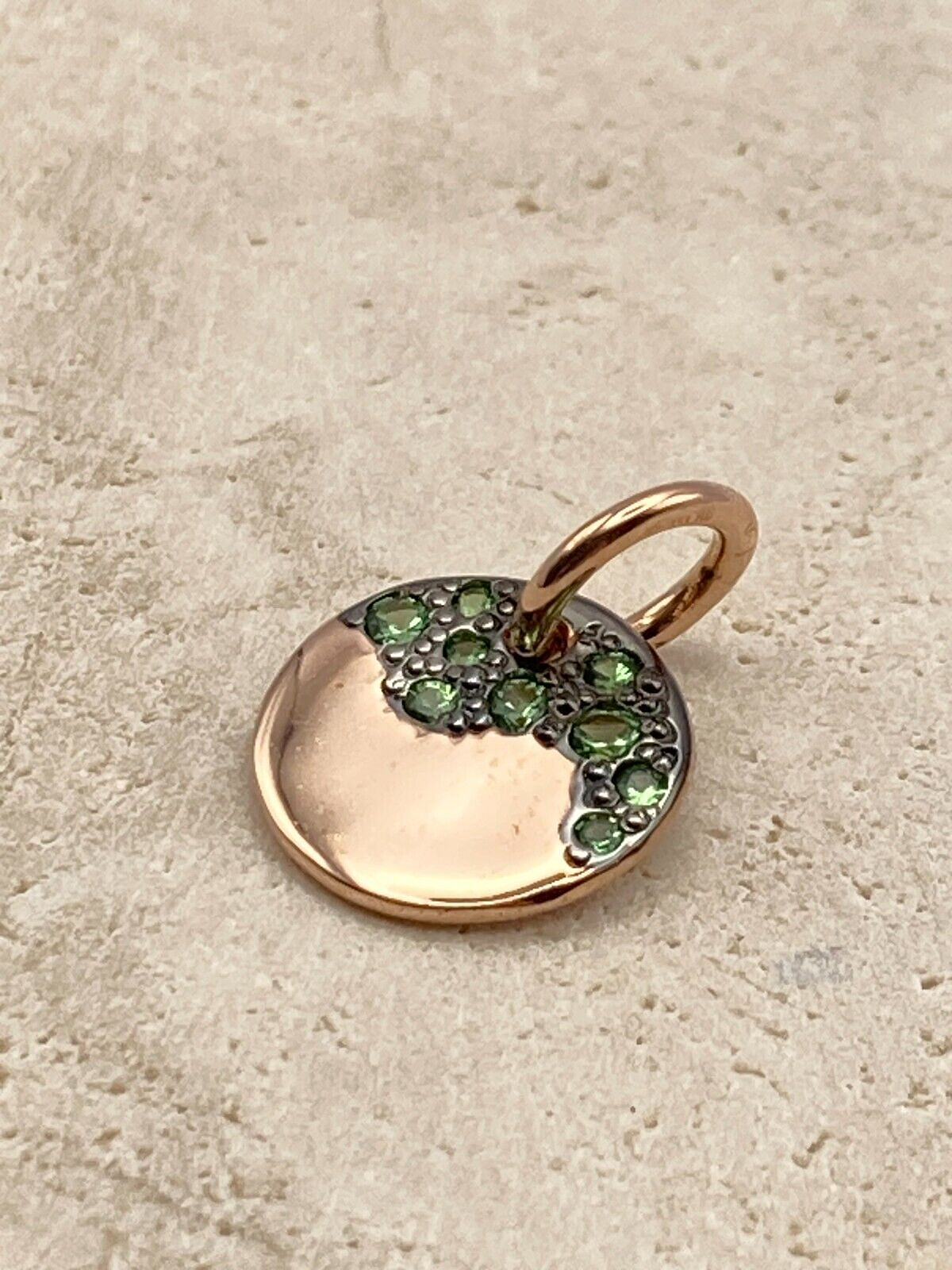 Dodo Precious Tag Charm aus 9 Karat Gold mit Tsavoriten, elegantes Schmuckstück mit detailliertem Design.